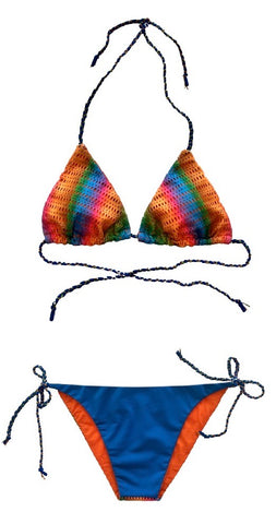 Bikini de cortina de tejido con estructura de malla de colores varios. Braguita por delante azul y por detrás del mismo tejido que la parte de arriba.