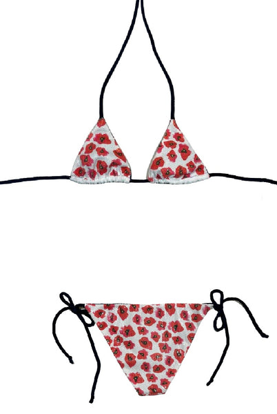 Bikini de cortina de lentejuelas con estampado de amapolas. Ribeteado con piqué blanco. Braguita a juego. Cintas de terciopelo azul oscuro.