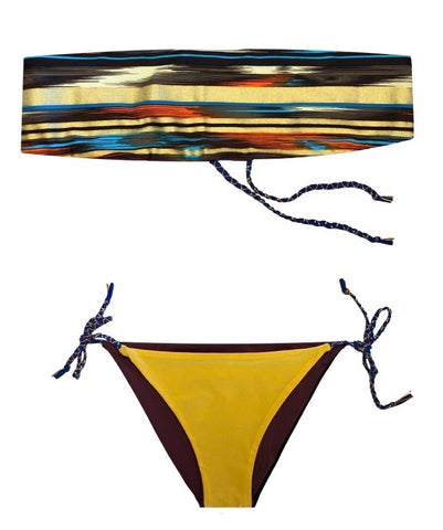 Bikini bandeau estampado rayado de colores y laminado dorado. Braguita triangular amarillo por delante y negro por detrás.