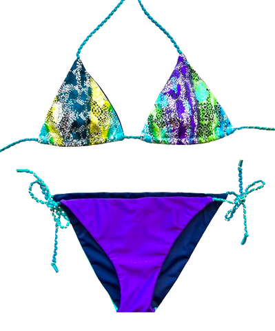 Bikini triangular estampado animal print de colores con laminado de color. Braguita triangular morado por delante y verde por detrás.