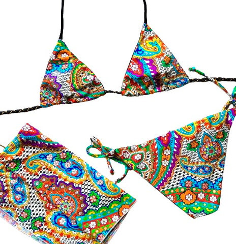 Conjunto de Pareo y Bikini de cortina con estampado Paisley en tonos blancos y multicolor con dorado. Braguita de triángulo negro por delante y del mismo estampado por detrás.