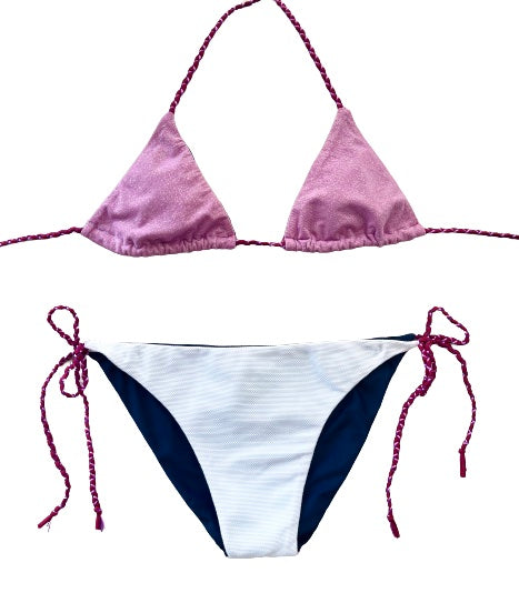 Bikini de cortina lila de lurex. Braguita triangular de piqué blanco delante y lurex por detrás.