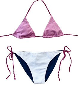 Bikini de cortina lila de lurex. Braguita triangular de piqué blanco delante y lurex por detrás.