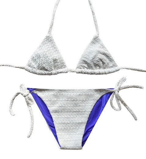 Bikini de cortina de tejido con estructura blanco con lurex. La braguita y las cintas son juego.