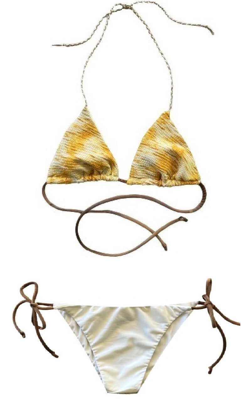 Bikini de cortina de tejido con estampado amarillento con estructura y lurex. &nbsp;Braguita por delante blanca y por detrás del mismo tejido que la parte de arriba.