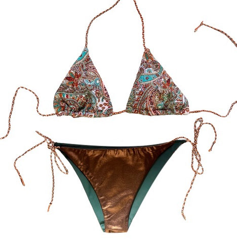 Bikini estampado Paisley con textura. Braguita parte de delante metálico cobre y por detrás el mismo estampado que la parte de arriba.