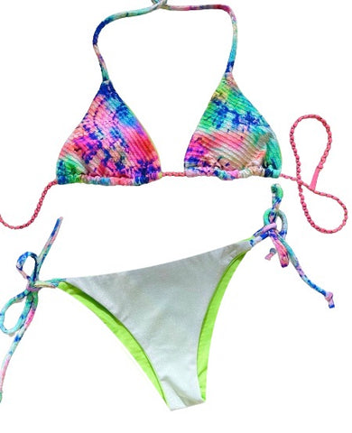 Bikini estampado de colores con lurex. &nbsp;Braguita parte de delante lurex plata y por detrás el mismo estampado que la parte de arriba.