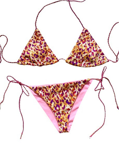 Bikini estampado de colores rosáceos con lurex. Braguita parte de delante lurex oro y por detrás el mismo estampado que la parte de arriba.