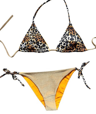 Bikini estampado animal print con lurex. Braguita parte de delante de lurex oro y por detrás del mismo estampado que parte de arriba.