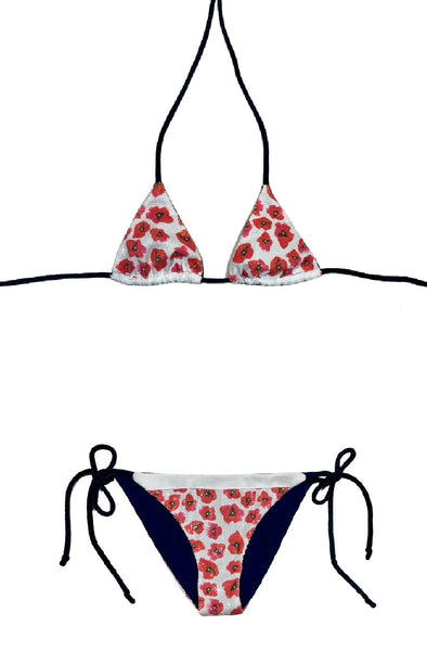 Bikini de cortina de lentejuelas con estampado de amapolas. Ribeteado con piqué blanco. Braguita a juego. Cintas de terciopelo azul oscuro.