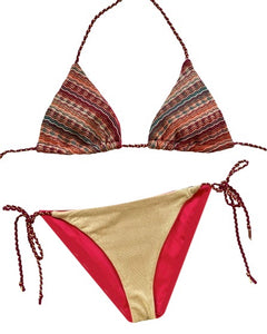 Bikini jacquard rayado. Braguita parte de delante de lurex oro y por detrás del mismo tejido que la parte de arriba.