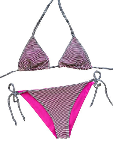 Bikini de cortina con tejido semitransparente rayado de lurex plata forrado color fucsia.