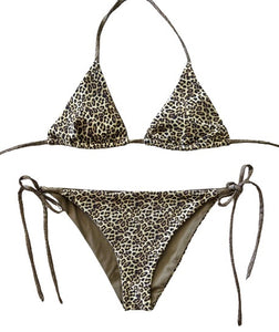 Bikini de cortina estampado animal print. Braguita triangular a juego. Cintas de lurex marrón.