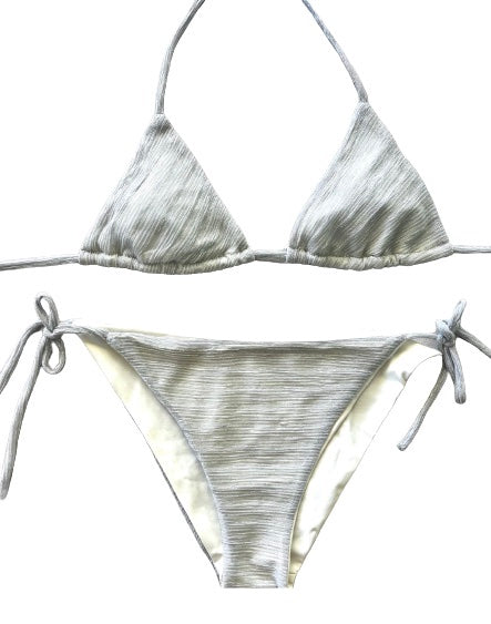 Bikini de cortina con tejido semitransparente rayado lurex plata y forrado blanco. Braguita a juego.