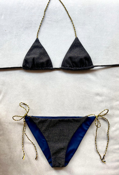 Bikini de cortina de piqué negro con lurex dorado. Braguita a juego. Cintas trenzadas a mano y de piqué dorado.