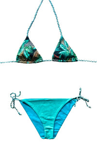 Bikini de cortina con tejido estampado selva con lurex plata. Braguita por delante verde de lurex y por detrás del mismo estampado que delante.