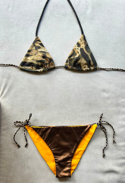 Bikini de cortina estampado marrón con lurex oro. Braguita por delante metalizado cobre y por detrás estampado como en la parte de arriba.