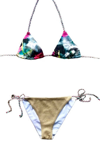 Bikini de cortina estampado flores con rayas doradas. Braguita por delante con lurex oro y por detrás el mismo estampado que la parte de arriba.