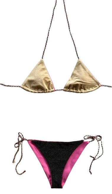 Bikini triangular de lurex oro con la braguita por la parte de delante de pique negro y lurex oro y la de atrás con lurex oro.