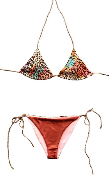 Bikini triangular estampado animal print de lurex oro con la braguita por la parte de delante de lurex naranja y la de atrás con el mismo estampado que delante.