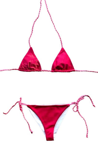 Bikini triangular fucsia de lurex con la braguita por la parte de delante fucsia &nbsp;y la de atrás de lurex fucsia.