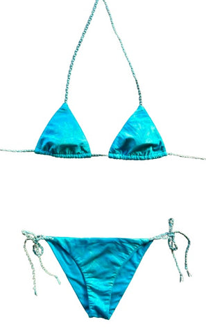 Bikini triangular lurex azul descolorido con la braguita a juego. Cintas trenzadas a mano tricolor.&nbsp;