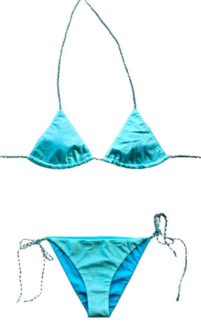 Bikini triangular de color azul celeste con lurex. La braguita a juego.