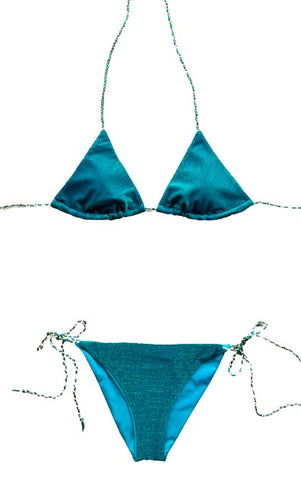 Bikini triangular de color petroleo con lurex verde. La braguita a juego. Cintas trenzadas a mano tricolor.Forrado con un tejido muy suave azul.