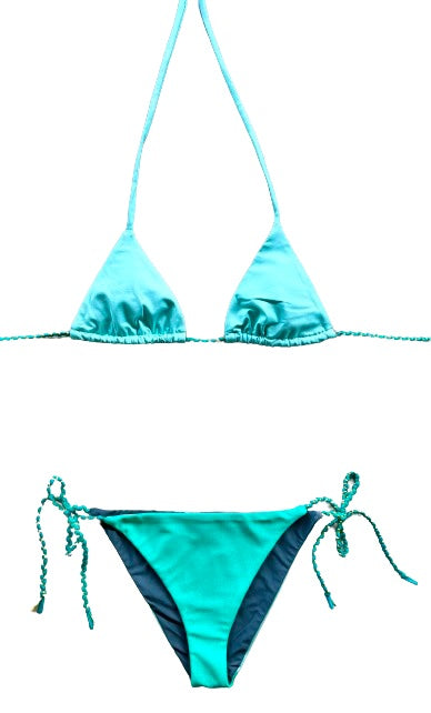 Bikini triangular estampado encerado de escamas verde. Braguita de lycra brillante verde por delante y estampado por detrás.