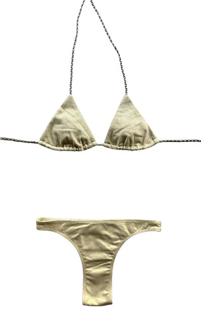 Bikini triangular de jacquard con lurex. Braguita brasileña metálica oro por delante y jacquard oro por detrás.