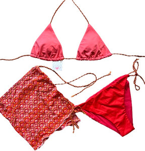 Conjunto de Bikini y Mini pareo de crepé estampado geométrico étnico de tonos naranjas con puntos dorados.