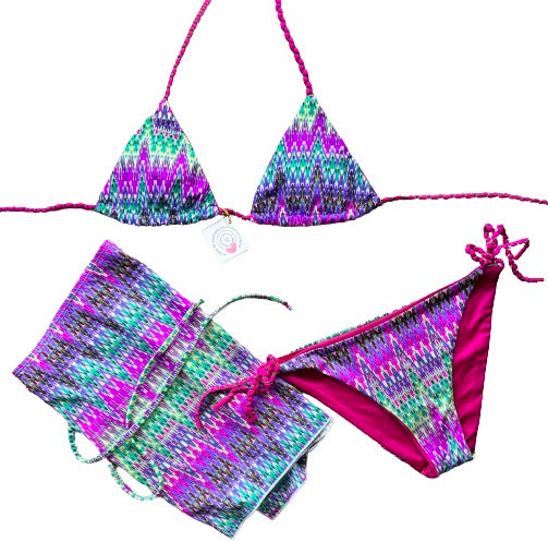 Conjunto de Pareo y Bikini triangular estampado étnico. Braguita triangular del mismo estampado.