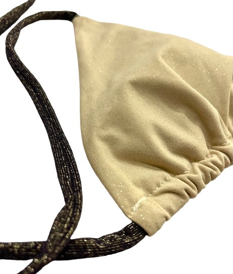 Bikini de cortina beige con laminado de puntos dorados. Braguita triangular de lurex negro por delante y estampado como el de la parte de arriba por detrás