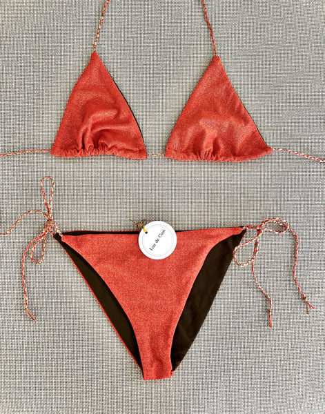 Bikini triangular de lurex naranja. La braguita a juego.