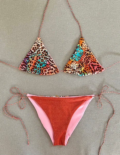 Bikini triangular estampado animal print de lurex oro con la braguita por la parte de delante de lurex naranja y la de atrás con el mismo estampado que delante.