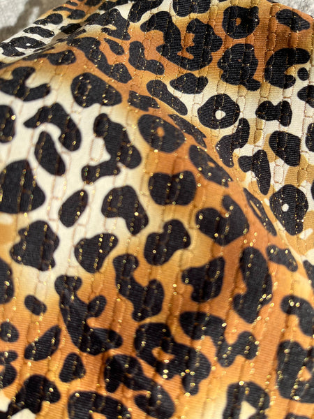 Bikini estampado animal print con lurex. Braguita parte de delante de lurex oro y por detrás del mismo estampado que parte de arriba.