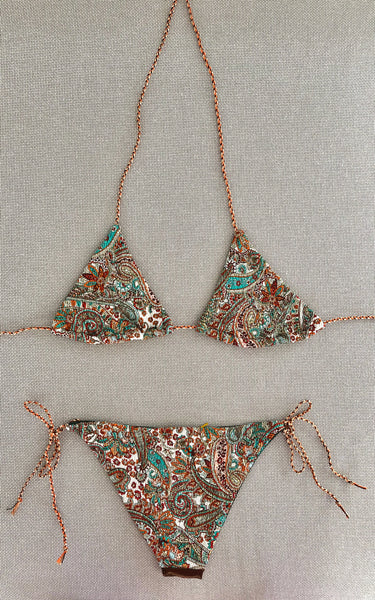 Bikini estampado Paisley con textura. Braguita parte de delante metálico cobre y por detrás el mismo estampado que la parte de arriba.