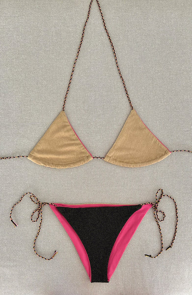 Bikini triangular de lurex oro con la braguita por la parte de delante de pique negro y lurex oro y la de atrás con lurex oro.