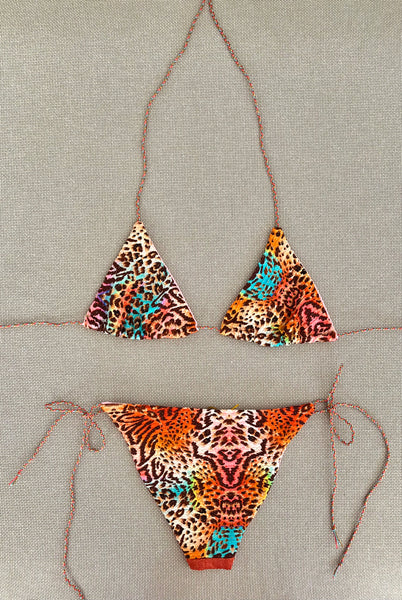 Bikini triangular estampado animal print de lurex oro con la braguita por la parte de delante de lurex naranja y la de atrás con el mismo estampado que delante.