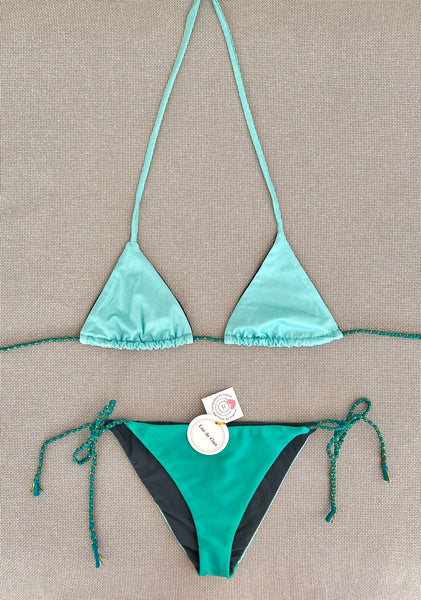 Bikini triangular estampado encerado de escamas verde. Braguita de lycra brillante verde por delante y estampado por detrás.