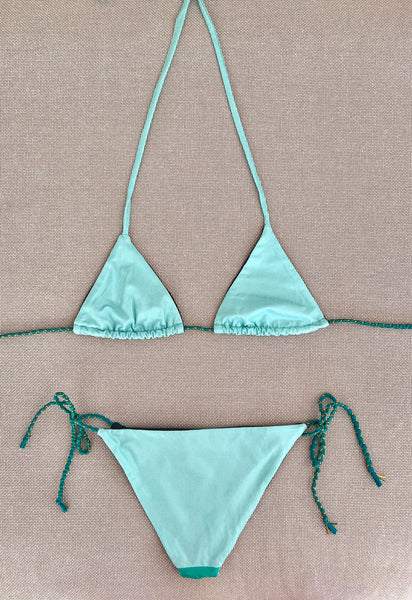 Bikini triangular estampado encerado de escamas verde. Braguita de lycra brillante verde por delante y estampado por detrás.