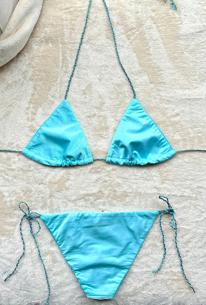 Bikini triangular de color azul celeste con lurex. La braguita a juego.