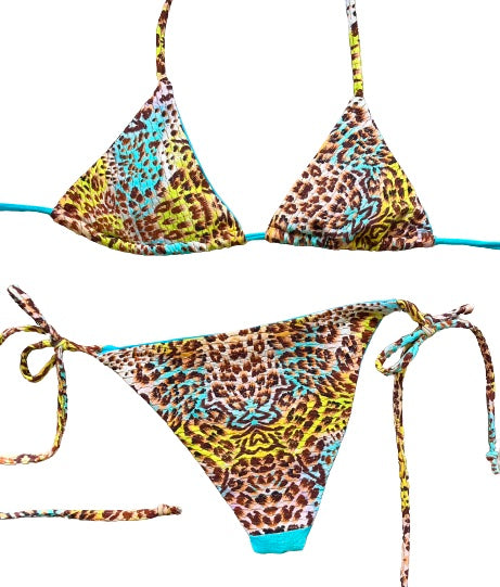 Bikini estampado animal print con lurex. Braguita parte de delante azul de lurex y por detrás del mismo estampado que parte de arriba.