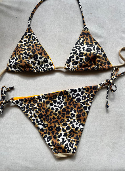 Bikini estampado animal print con lurex. Braguita parte de delante de lurex oro y por detrás del mismo estampado que parte de arriba.