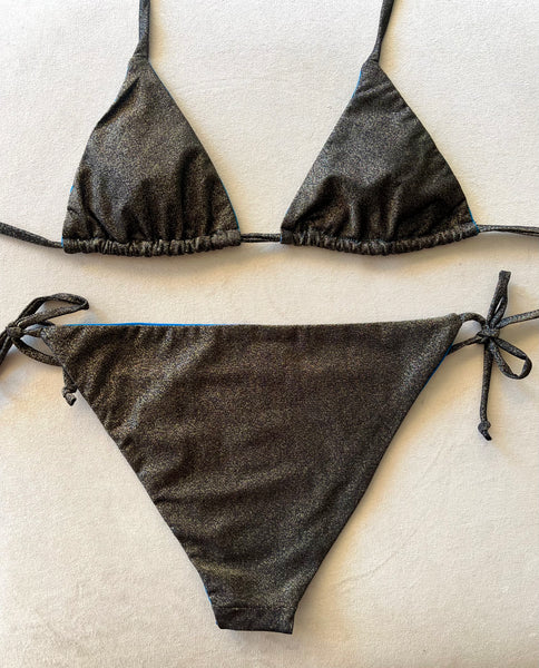 Bikini de cortina de lurex negro. Braguita triangular y cintas a juego.