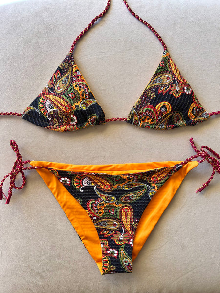 Bikini de cortina con tejido estampado étnico con lurex oro. Braguita a juego.