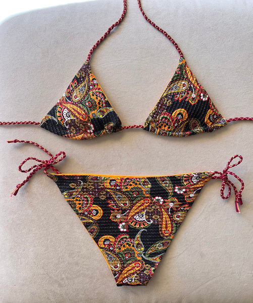 Bikini de cortina con tejido estampado étnico con lurex oro. Braguita a juego.