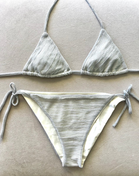 Bikini de cortina con tejido semitransparente rayado lurex plata y forrado blanco. Braguita a juego.