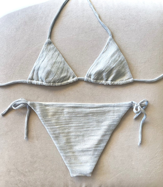 Bikini de cortina con tejido semitransparente rayado lurex plata y forrado blanco. Braguita a juego.