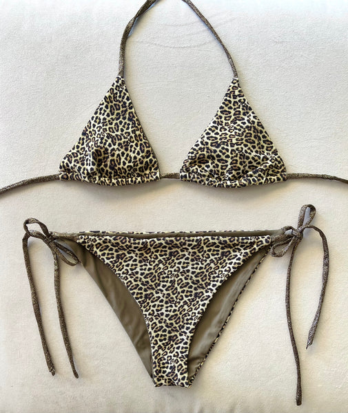 Bikini de cortina estampado animal print. Braguita triangular a juego. Cintas de lurex marrón.